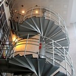 Blick von unten auf die Wendeltreppe des Instituts. (c) V. Schreiber