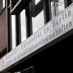 Blick auf den Eingang des Institutsgebäudes. (c) V. Schreiber