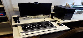 Arbeitsplatz, Braillezeile. Kontrasttastatur, Brailledrucker.jpg Arbeitsplatz, Braillezeile. Kontrasttastatur, Brailledrucker.jpg
