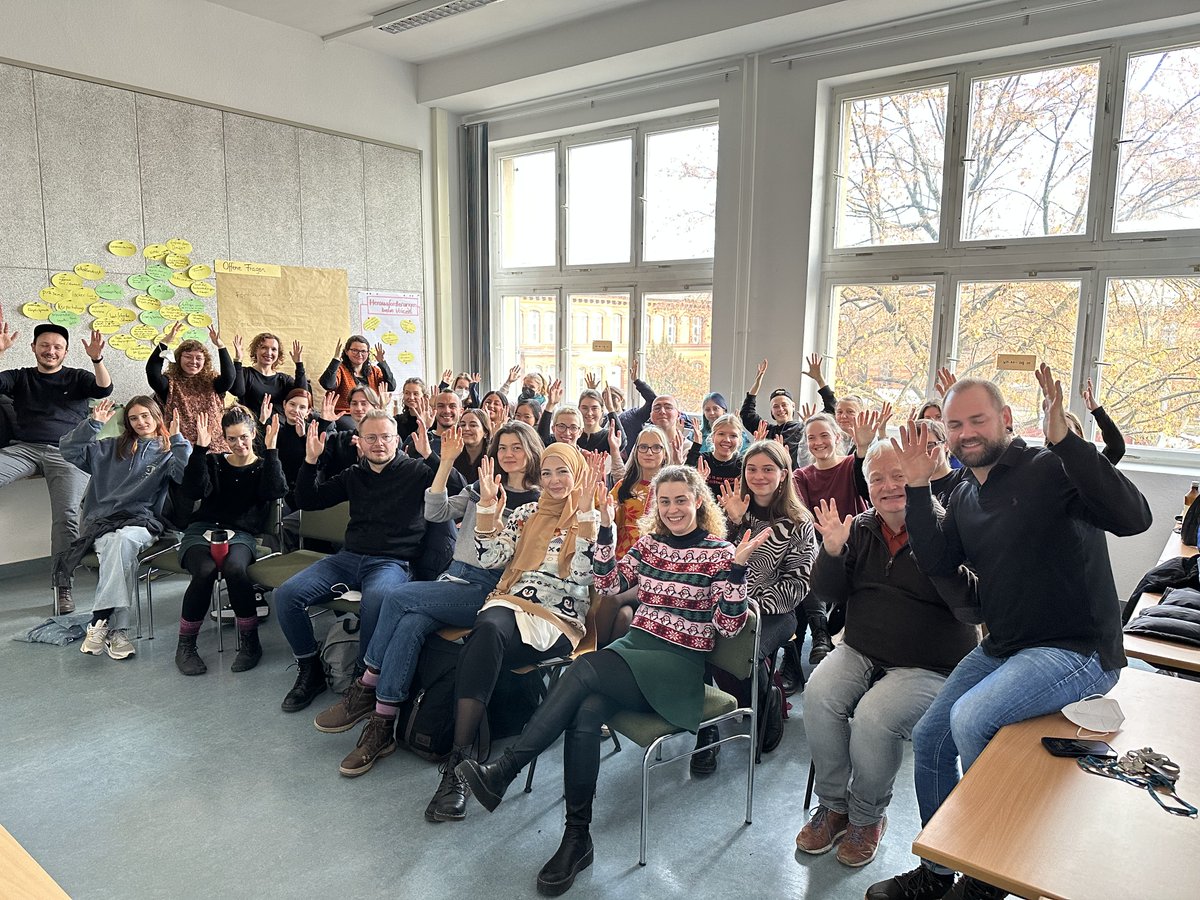 Fj9OwxcXgAIrmsp.jpeg — Deaf Studies und Gebärdensprachdolmetschen