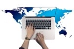 Icon Computer vor Weltkarte